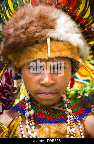 Girl wearing une coiffe de plumes d'oiseaux de paradis, coléoptère ailes et la fourrure au Festival de Goroka, Papouasie Nouvelle Guinée Banque D'Images