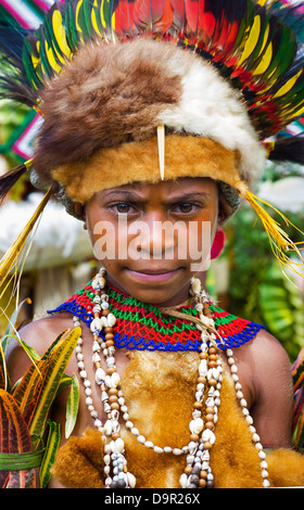 Girl wearing une coiffe de plumes d'oiseaux de paradis, coléoptère ailes et la fourrure au Festival de Goroka, Papouasie Nouvelle Guinée Banque D'Images