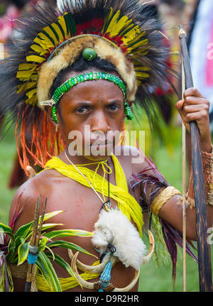 Jeune garçon portant une coiffe de plumes d'oiseaux de paradis, coléoptère ailes et la fourrure au Festival de Goroka, Papouasie Nouvelle Guinée Banque D'Images