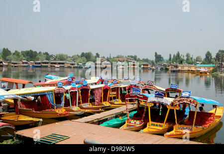 Srinagar, au Cachemire indien. Le 25 juin 2013. Une vue sur le lac Dal vide pendant le couvre-feu undeceleared Srinagar, la capitale d'été du Cachemire indien, le 25/6/2013, la vie normale a été perturbée dans la vallée du Cachemire en raison d'une grève déclenchée par les séparatistes pour protester contre la visite du Premier Ministre indien Manmohan Singh le mardi.des groupes séparatistes y compris les deux factions de l'Hurriyat Conference JKLF et ont appelé à une grève générale.magasins, établissements commerciaux, les établissements, les banques et les bureaux privés sont restés fermés en raison de la grève. L'effet de la grève a été accentuée par un Banque D'Images