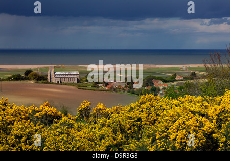 Salthouse Église et la côte nord du comté de Norfolk Banque D'Images