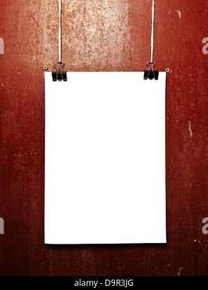 Blank white poster sur une corde, metal background Banque D'Images