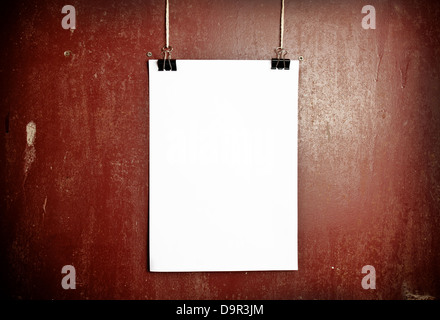 Blank white poster sur une corde, metal background Banque D'Images