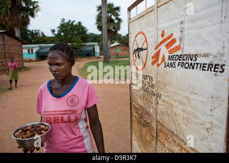 Pas de bras signe sur la porte de l'hôpital MSF Espagne à batangafo en République centrafricaine Banque D'Images