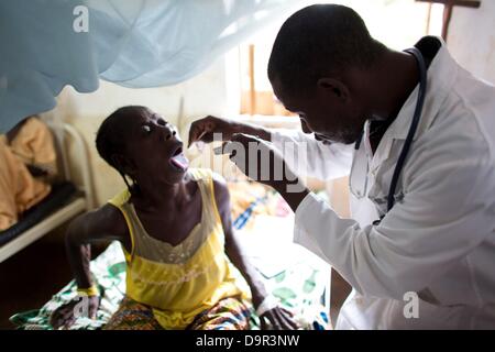 Les patients malades à l'hôpital MSF en République centrafricaine Banque D'Images