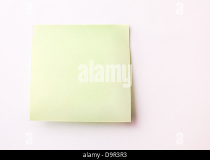 Sticky Note vierge sur mur blanc Banque D'Images