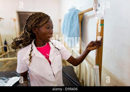 Infirmière locale à l'hôpital MSF Espagne en République centrafricaine Banque D'Images