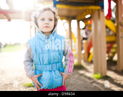 Petite fille sur l'aire de jeux Banque D'Images