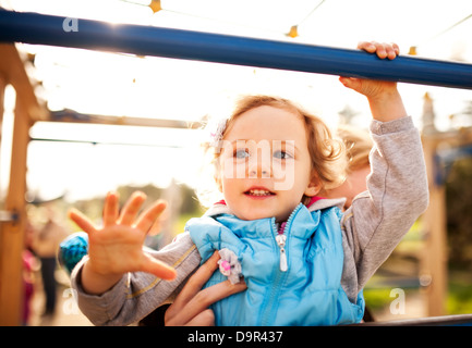 Petite fille sur l'aire de jeux Banque D'Images