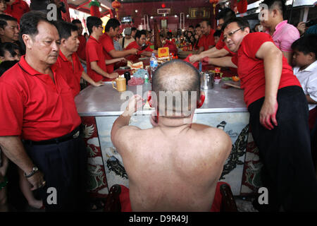 20 juin 2013 - BINTAN, INDONÉSIE LE 25 JUIN 2013 : Photo prise le 20 juin 2013, un résident possédait et devenir Kwang Ti Kong Dieu ou Dieu Guan Yu l'anniversaire de sa naissance le 20 juin 2013, dans le temple 3, le Bintan, Indonésie. Kwang Ti Kong a joué un rôle important dans la guerre civile qui a conduit à l'effondrement de la dynastie Han et l'établissement de l'état de Shu durant la période des Trois Royaumes, Liu Bei de qui était le premier empereur..Comme l'une des meilleures figures historiques chinois connus dans toute l'Asie, Guan est vrai des histoires de vie ont largement fait place à romancée, dont la plupart Banque D'Images