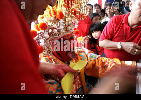 20 juin 2013 - BINTAN, INDONÉSIE LE 25 JUIN 2013 : Photo prise le 20 juin 2013, un résident possédait et devenir Kwang Ti Kong Dieu ou Dieu Guan Yu l'anniversaire de sa naissance le 20 juin 2013, dans le temple 3, le Bintan, Indonésie. Kwang Ti Kong a joué un rôle important dans la guerre civile qui a conduit à l'effondrement de la dynastie Han et l'établissement de l'état de Shu durant la période des Trois Royaumes, Liu Bei de qui était le premier empereur..Comme l'une des meilleures figures historiques chinois connus dans toute l'Asie, Guan est vrai des histoires de vie ont largement fait place à romancée, dont la plupart Banque D'Images