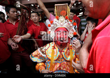 20 juin 2013 - BINTAN, INDONÉSIE LE 25 JUIN 2013 : Photo prise le 20 juin 2013, un résident possédait et devenir Kwang Ti Kong Dieu ou Dieu Guan Yu l'anniversaire de sa naissance le 20 juin 2013, dans le temple 3, le Bintan, Indonésie. Kwang Ti Kong a joué un rôle important dans la guerre civile qui a conduit à l'effondrement de la dynastie Han et l'établissement de l'état de Shu durant la période des Trois Royaumes, Liu Bei de qui était le premier empereur..Comme l'une des meilleures figures historiques chinois connus dans toute l'Asie, Guan est vrai des histoires de vie ont largement fait place à romancée, dont la plupart Banque D'Images