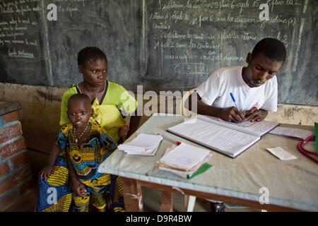 Malade à la clinique mobile de MSF en République centrafricaine Banque D'Images