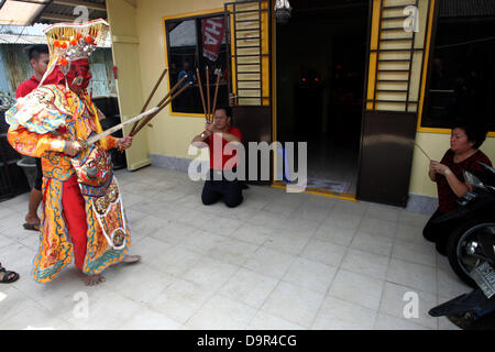 20 juin 2013 - BINTAN, INDONÉSIE LE 25 JUIN 2013 : Photo prise le 20 juin 2013, un résident possédait et devenir Kwang Ti Kong Dieu ou Dieu Guan Yu l'anniversaire de sa naissance le 20 juin 2013, dans le temple 3, le Bintan, Indonésie. Kwang Ti Kong a joué un rôle important dans la guerre civile qui a conduit à l'effondrement de la dynastie Han et l'établissement de l'état de Shu durant la période des Trois Royaumes, Liu Bei de qui était le premier empereur..Comme l'une des meilleures figures historiques chinois connus dans toute l'Asie, Guan est vrai des histoires de vie ont largement fait place à romancée, dont la plupart Banque D'Images