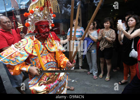 20 juin 2013 - BINTAN, INDONÉSIE LE 25 JUIN 2013 : Photo prise le 20 juin 2013, un résident possédait et devenir Kwang Ti Kong Dieu ou Dieu Guan Yu l'anniversaire de sa naissance le 20 juin 2013, dans le temple 3, le Bintan, Indonésie. Kwang Ti Kong a joué un rôle important dans la guerre civile qui a conduit à l'effondrement de la dynastie Han et l'établissement de l'état de Shu durant la période des Trois Royaumes, Liu Bei de qui était le premier empereur..Comme l'une des meilleures figures historiques chinois connus dans toute l'Asie, Guan est vrai des histoires de vie ont largement fait place à romancée, dont la plupart Banque D'Images