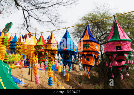 Lanternes colorées suspendu à une corde à vendre Banque D'Images