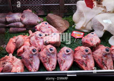 Les têtes d'agneaux avec les yeux sur le compteur de bouchers Banque D'Images