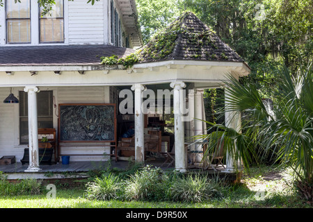 Antique Shop dans un vieux manoir victorien délabré dans le quartier historique de Micanopy, en Floride. La grande véranda est encombrée. Banque D'Images