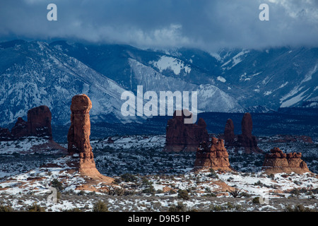 Rock piles dans la section Windows avec au-delà de Montagnes La Sal, Arches National Park, Utah, USA Banque D'Images