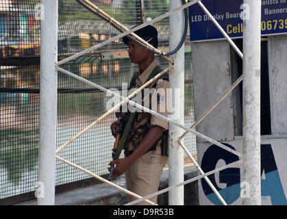 Srinagar Cachemire sous administration indienne, 25 juin 2013. Un Indien soldats paramilitaires montent la garde sur le lac Dal, où le premier ministre portera sur les personnes des médias pendant une grève et ristrictions à Srinagar le 25 juin 2013, le Premier Ministre indien Manmohan Singh est prévue pour faire une visite au monument du Cachemire administrée par les indiens en difficulté, un jour après que des militants lourdement armés ont tué huit soldats indiens dans l'attaque la plus meurtrière dans la région pendant cinq ans. (Sofi Suhail/ Alamy Live News) Banque D'Images