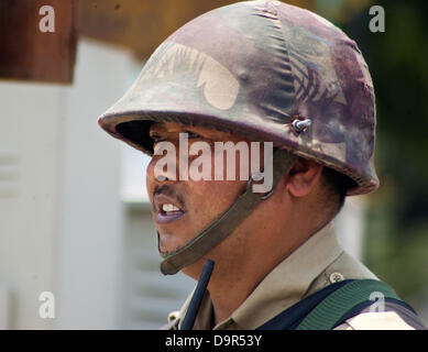 Srinagar Cachemire sous administration indienne, 25 juin 2013. Un Indien paramilitaire monte la garde sur une route pendant une grève et ristrictions à Srinagar le 25 juin 2013, le Premier Ministre indien Manmohan Singh est prévue pour faire une visite au monument du Cachemire administrée par les indiens en difficulté, un jour après que des militants lourdement armés ont tué huit soldats indiens dans l'attaque la plus meurtrière dans la région pendant cinq ans. (Sofi Suhail/ Alamy Live News) Banque D'Images