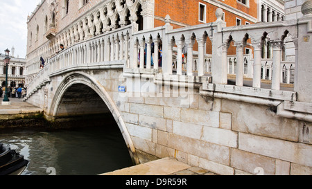 Passerelle sur un canal, Venice, Veneto, Italie Banque D'Images