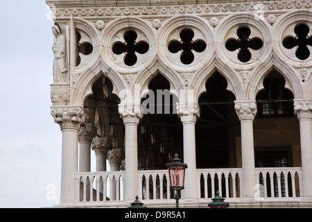 Portrait d'un lampadaire extérieur d'un bâtiment, du Palais des Doges, la Place Saint Marc, Venise, Vénétie, Italie Banque D'Images