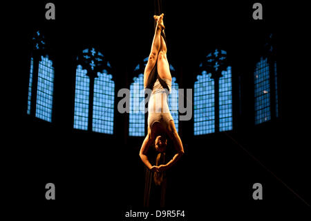 Londres, Royaume-Uni - 24 juin 2013 : Billie Wilson-Caffey effectue le tissu agir pendant les répétitions de "Vers et j'Fagiolini - Comment comme et Angel" au St Bartholomew la grande église de l'Est de Londres dans le cadre du programme d'été au-delà de Barbican. . Credit : Piero Cruciatti/Alamy Live News Banque D'Images