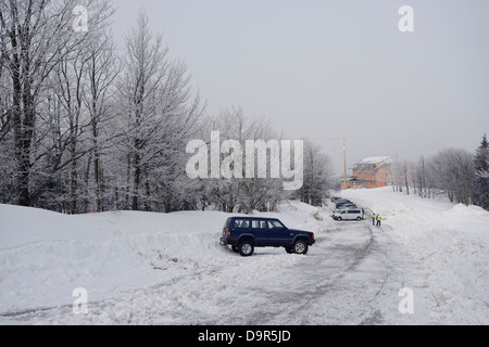 La route d'hiver dans une station de ski sur une journée froide misty Banque D'Images