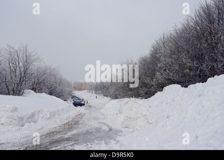 La route d'hiver dans une station de ski sur une journée froide misty Banque D'Images