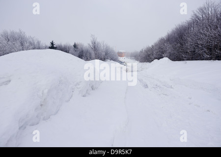 La route d'hiver dans une station de ski sur une journée froide misty Banque D'Images