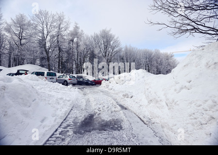 La route d'hiver dans une station de ski sur une journée froide misty Banque D'Images