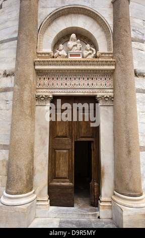 Façade d'une cathédrale, la cathédrale de Pise, Piazza dei Miracoli, Pisa, Toscane, Italie Banque D'Images