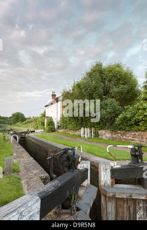 Top Cottage de blocage à Tardebigge sur le Canal de Worcester et Birmingham, Worcestershire, Angleterre, RU Banque D'Images