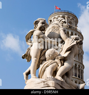 Statue devant une tour, La Fontana dei Putti Statue, Tour de Pise, la Piazza dei Miracoli, Pisa, Toscane, Italie Banque D'Images