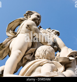 Low angle view of a statue, La Fontana dei Putti Statue, Piazza dei Miracoli, Pisa, Toscane, Italie Banque D'Images