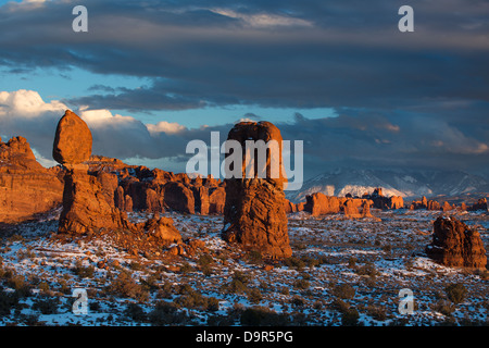 Balanced Rock et la section Windows avec au-delà de Montagnes La Sal, Arches National Park, Utah, USA Banque D'Images