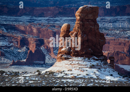 Une pile de roche dans la région de dunes de sable pétrifié le palais avec l'au-delà de Tours, Arches National Park, Utah, USA Banque D'Images