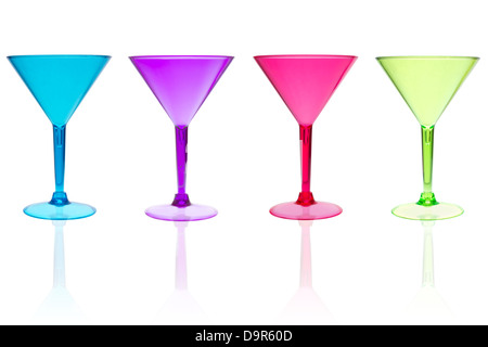 4 verres à cocktail martini couleur différente sur blanc Banque D'Images