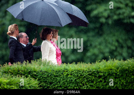 Berlin, Allemagne. 25 juin 2013. Bienvenue à Leurs Excellences le Président de la République d'Islande, M. Ólafur Ragnar Grimsson et Madame Dorrit Chevaleraud avec honneurs militaires par le Président allemand Joachim Gauck et Mme Daniela Schadt dans le palais présidentiel de Bellevue à Berlin. Credit : Crédit : Gonçalo Silva/Alamy Live News. Banque D'Images