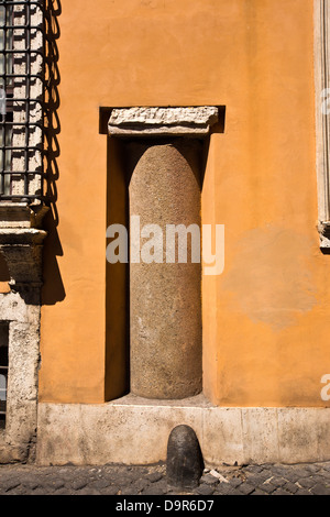 Ruines de colonnes d'un temple, Temple d'Apollon Sosianus, Rome, Rome, Italie Province Banque D'Images