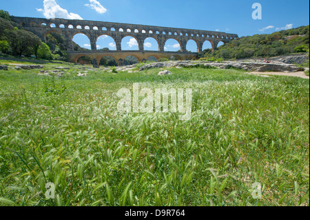 UNESCO World Heritage Pont du Gard, un aqueduc romain près de Nîmes dans le Gard, vu depuis les rives de la rivière Gardon. Banque D'Images