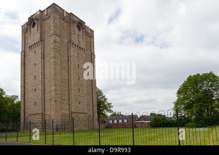 Lincoln - Wickham jardins avec le Westgate Water Tower, Lincoln, Lincolnshire, Royaume-Uni, Europe Banque D'Images