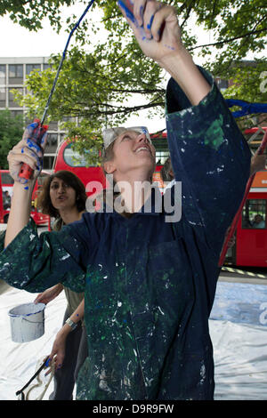 Londres, Royaume-Uni. 25 juin 2013. Festival des jardins, ville de Londres. L'artiste International Konstantin Dimopoulos arbres peintures bleu pour mettre en évidence l'importance des arbres en milieu urbain. Transformer les arbres en quelque chose de visuellement percutant et hors de ce monde. Neil Fox, DJ sur Magic FM et un mécène d'arbres pour les villes prêté main aussi. Les arbres sont pris pour acquis et l'exposition vise à faire prendre conscience aux gens d'eux. Crédit : La Farandole Stock Photo/Alamy Live News Banque D'Images