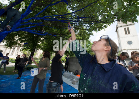 Londres, Royaume-Uni. 25 juin 2013. Festival des jardins, ville de Londres. L'artiste International Konstantin Dimopoulos arbres peintures bleu pour mettre en évidence l'importance des arbres en milieu urbain. Transformer les arbres en quelque chose de visuellement percutant et hors de ce monde. Les arbres sont pris pour acquis et l'exposition vise à faire prendre conscience aux gens d'eux. Crédit : La Farandole Stock Photo/Alamy Live News Banque D'Images