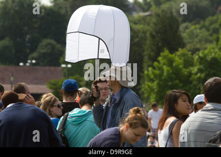 Wimbledon, Londres, Royaume-Uni. 25 juin 2013. Des milliers d'amateurs de tennis billets d'attente pour le jour 2 de l'édition 2013 des championnats de tennis de Wimbledon : Crédit amer ghazzal/Alamy Live News Banque D'Images