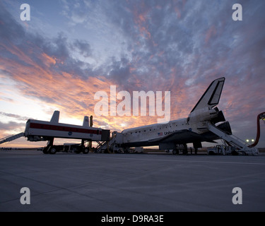 La navette spatiale Discovery a terminé le STS-128 et a atterri en toute sécurité, livrant du fret et des fournitures à la Station spatiale internationale, concluant la mission. Banque D'Images