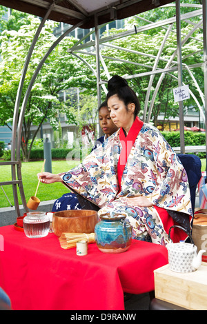 Cérémonie du thé d'Okinawa, 2 femmes préparent le thé de la manière traditionnelle. Cérémonie du thé japonais. La culture japonaise. Kimono japonais traditionnel Banque D'Images
