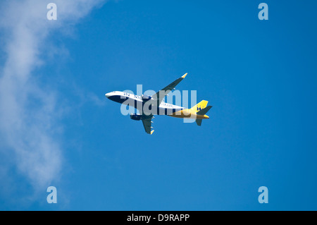 Close up horizontale d'un nouveau Monarch Airlines Airbus 320 en vol. Banque D'Images