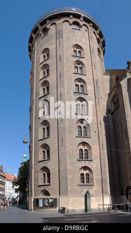 Rundetårn, la Tour ronde construite par Christian IV à Købmagergade dans le centre de Copenhague à partir de 1642. Le plus ancien observatoire d'Europe. Rundetaarn. Banque D'Images